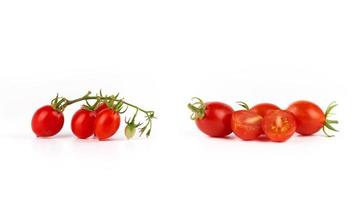 definir tomates cereja maduros vermelhos em um fundo branco foto
