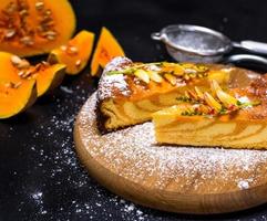 pedaços de torta de abóbora em uma placa de madeira foto