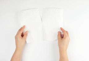 duas mãos femininas segurando um guardanapo de papel branco limpo para rosto e corpo foto