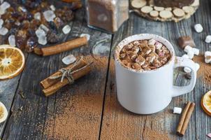 bebida de cacau com marshmallow em uma superfície de madeira cinza foto