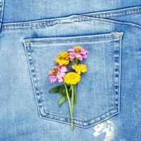 buquê de flores no bolso de trás da calça jeans azul foto