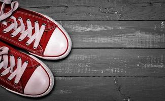 um par de tênis de tecido vermelho brilhante foto