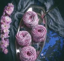 pedaços redondos de marshmallow rosa em uma placa de ferro foto