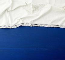 toalha têxtil de cozinha branca dobrada sobre uma mesa de madeira azul de tábuas antigas foto