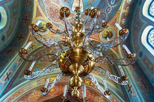 grande lustre sobre a cúpula da igreja vladimir foto