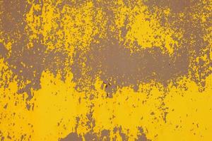 placa de aço amarela, superfície áspera, pintura descascada, apresentando textura de aço enferrujada. fundo abstrato. foto