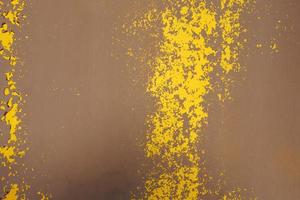 placa de aço amarela, superfície áspera, pintura descascada, apresentando textura de aço enferrujada. fundo abstrato. foto