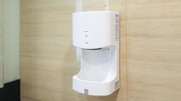 close-up de secador de mãos automático em banheiro público ou banheiro foto