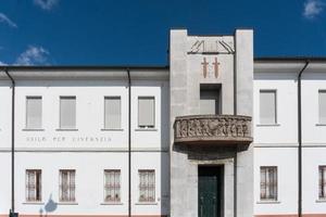 tresigallo, itália-2 de maio de 2021-passeando entre os edifícios históricos em tresigallo durante um dia nublado foto