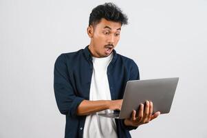 retrato do empresário asiático chocado trabalhando no computador portátil isolado sobre fundo branco foto