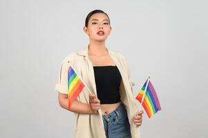 pose lgbq de mulher bonita com bandeira multicolorida foto