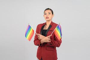 pose lgbq de mulher bonita com bandeira multicolorida foto