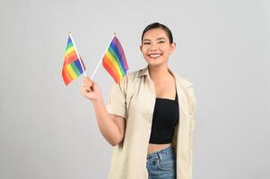 pose lgbq de mulher bonita com bandeira multicolorida foto