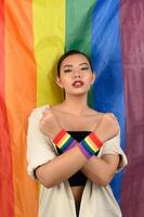 pose lgbq de mulher bonita com bandeira multicolorida foto