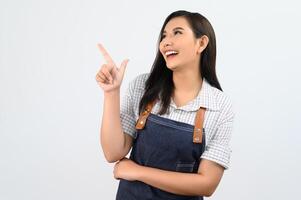 retrato asiático jovem sorriso com feliz em uniforme de garçonete foto