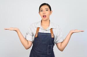 jovem asiática de retrato em uniforme de garçonete com postura de palma aberta foto