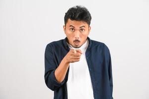 retrato de jovem asiático na camisa azul apontando para a câmera isolada no fundo branco foto