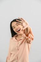 retrato de uma jovem asiática feliz na camisa rosa sorrindo e olhando para a câmera isolada no fundo branco foto