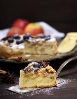 fatia de torta de maçã em uma espátula de cozinha de ferro foto