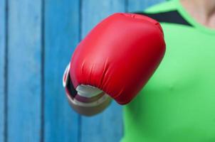 mão humana em uma luva de boxe vermelha foto