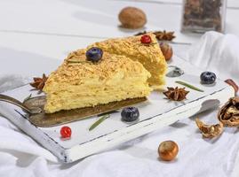 um pedaço de torta napoleão assada com creme foto