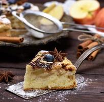 fatia de torta de maçã em uma espátula de cozinha de ferro foto