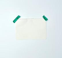 folha de papel amassada branca arrancada de um caderno espiral e colada foto
