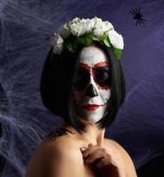 linda jovem com máscara mortuária mexicana tradicional. calavera catrina foto