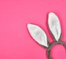 cocar de pele de uma lebre com orelhas em um fundo rosa foto