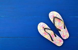 flip-flop em estilo simples sobre fundo azul de madeira foto