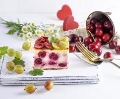 cheesecake com bagas de cereja e queijo cottage caseiro, decorado com groselha foto