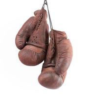 par de luvas de boxe de couro marrom vintage muito antigas penduradas foto