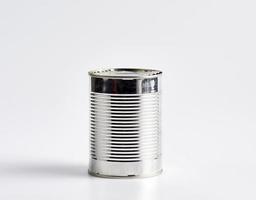 lata de ferro duro para preservação de alimentos em um fundo branco foto