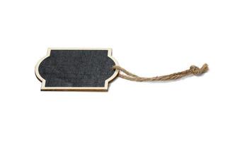 placa de giz vazia retangular em uma corda marrom. fundo branco isolado foto
