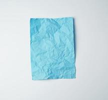 folha de papel retangular azul amassada vazia em um fundo branco foto