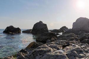 beira-mar rochoso em um dia de verão, crimeia foto