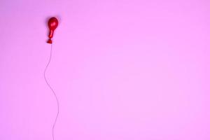 balão de ar vermelho em uma corda vermelha foto