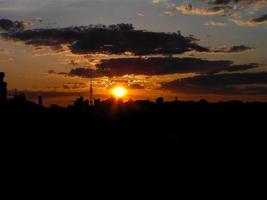 outono pôr do sol vermelho com um céu roxo foto