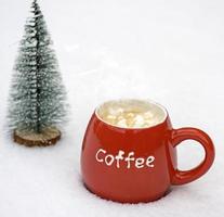 caneca de cerâmica vermelha com café quente e marshmallow foto