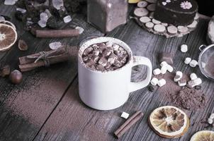 xícara de chocolate quente com marshmallows foto