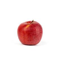maçã redonda vermelha madura em um fundo branco, colheita de outono foto