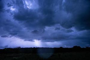 céu tempestuoso à noite foto