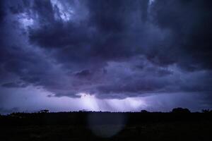 céu tempestuoso à noite foto