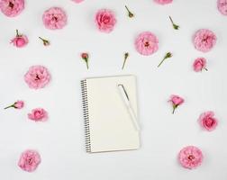 caderno com páginas em branco brancas foto