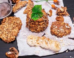 biscoitos de aveia redondos na folha de papel branca foto