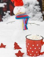 caneca de cerâmica vermelha com chocolate quente e marshmallow foto