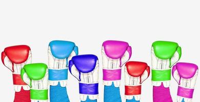 mãos vestidas com luvas de boxe de couro multicoloridas brilhantes levantadas foto