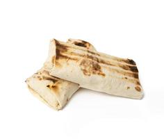 comida embrulhada em pão pita, shawarma isolado no fundo branco foto