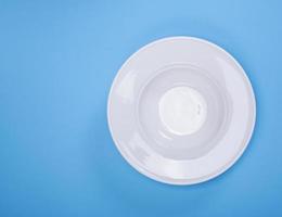 prato de sopa de cerâmica redondo branco vazio foto