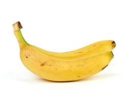 duas bananas amarelas maduras em uma casca em um fundo branco foto